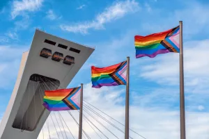 Montréal, CA - 4 août 2022 : Drapeaux Arc-en-ciel LGBTQ Progress Pride devant le stade olympique de Montréal