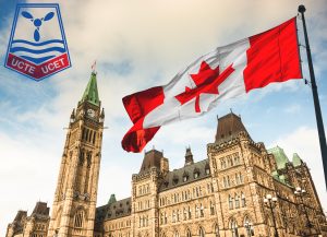 Le drapeau du Canada flotte à Ottawa